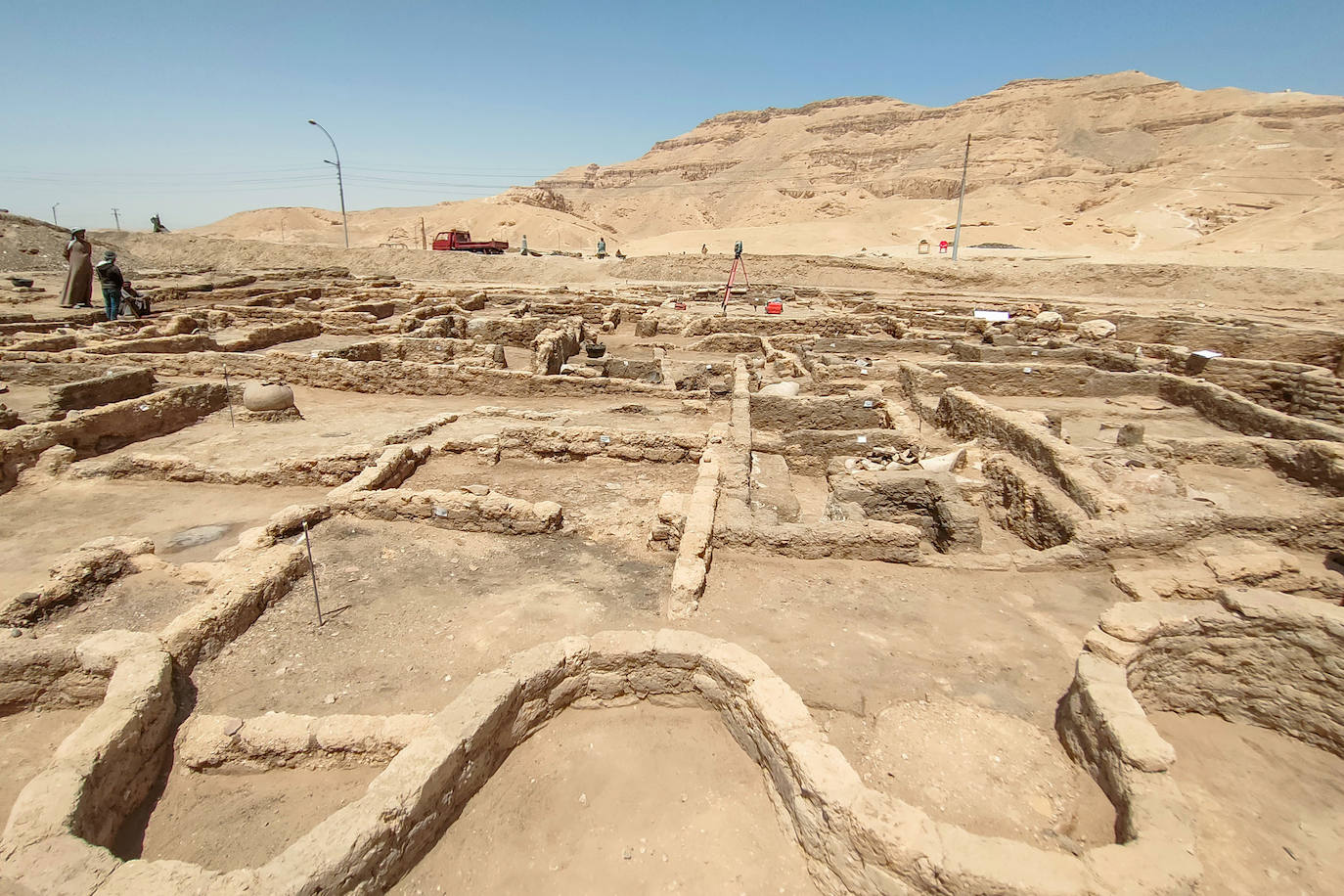 La misión egipcia dirigida por el arqueólogo Zahi Hawass ha descubierto una antigua ciudad en Luxor, 'El ascenso de Atón', que se perdió bajo las arenas hace 3.000 años. Este hallazgo, apodado la 'Ciudad Dorada Perdida', data del reinado de Amenhotep III, y los faraones Tutankamón y Ay la siguieron utilizando. La expedición se sorprendió al descubrir la ciudad más grande jamás encontrada en Egipto. Fundada por uno de los más grandes gobernantes de Egipto, el rey Amenhotep III, el noveno rey de la XVIII dinastía, que gobernó Egipto desde 1391 hasta 1353 a. C., esta ciudad estuvo activa durante la corregencia del gran rey con su hijo, Amenhotep IV/Akenatón. Esta ciudad fue el asentamiento administrativo e industrial más grande de la era del imperio egipcio en la orilla occidental de Luxor. «Las calles de la ciudad están flanqueadas por casas; algunos de sus muros tienen hasta 3 metros de altura y podemos revelar que la ciudad se extiende hacia el oeste, hasta la famosa Deir El-Medina». ha destacado el arqueólogo.