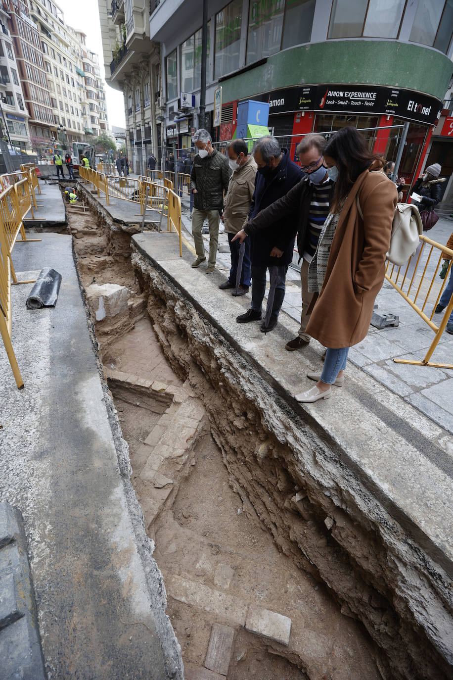 Las obras de peatonalización dan con los primeros restos de siglos pasados y la previsión es que se encuentren cementerios, restos de una puerta de la muralla y un convento