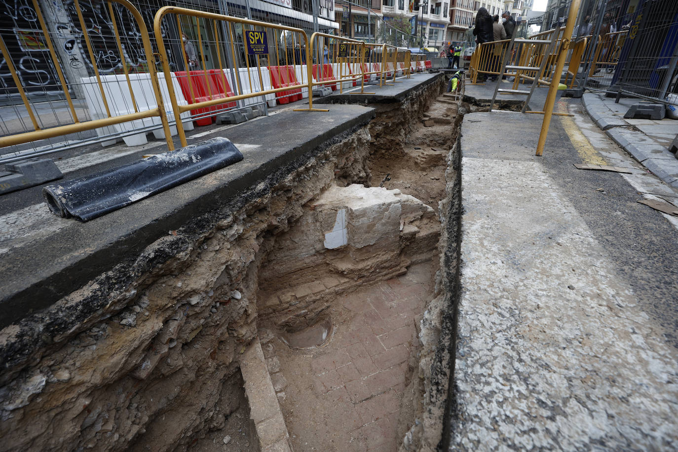 Las obras de peatonalización dan con los primeros restos de siglos pasados y la previsión es que se encuentren cementerios, restos de una puerta de la muralla y un convento