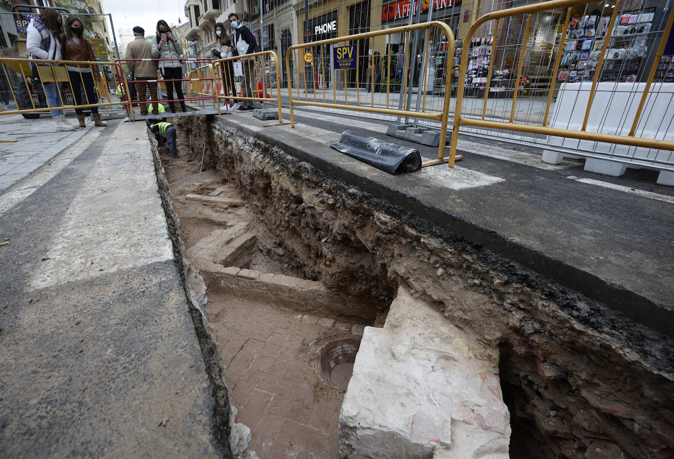 Las obras de peatonalización dan con los primeros restos de siglos pasados y la previsión es que se encuentren cementerios, restos de una puerta de la muralla y un convento