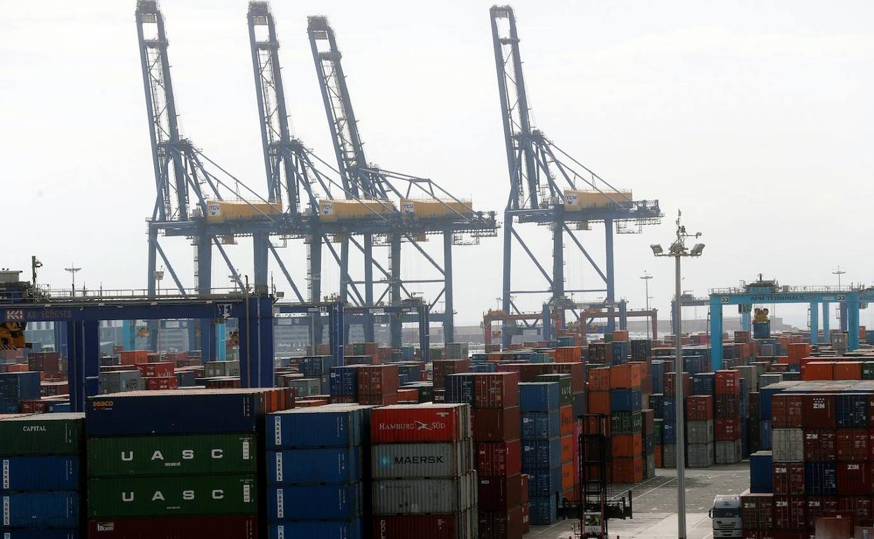 Contenedores y grúas en el Puerto de Valencia.