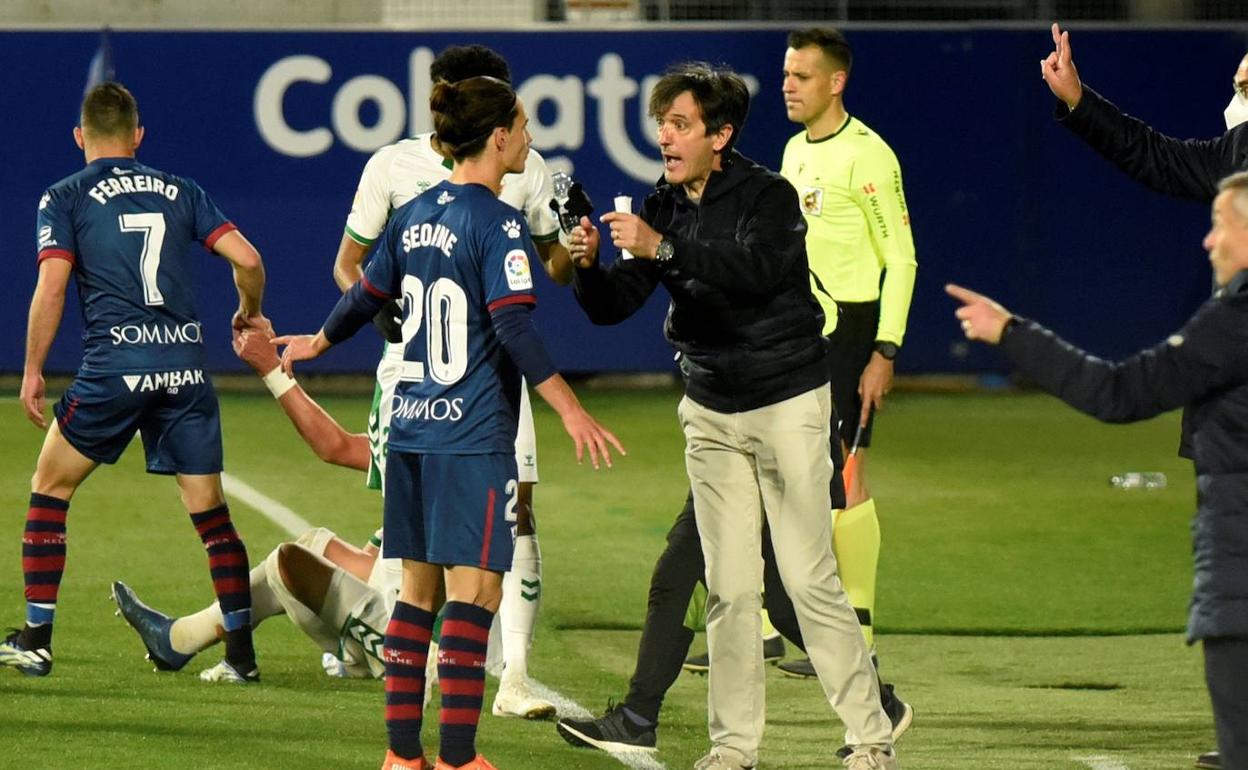 Pacheta conversa con Seoane durante el Huesca-Elche de este viernes. 