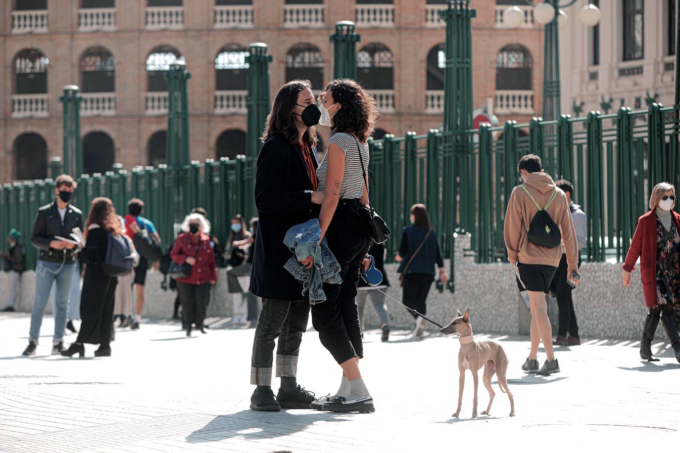 Personas con mascarilla en el centro de Valencia.