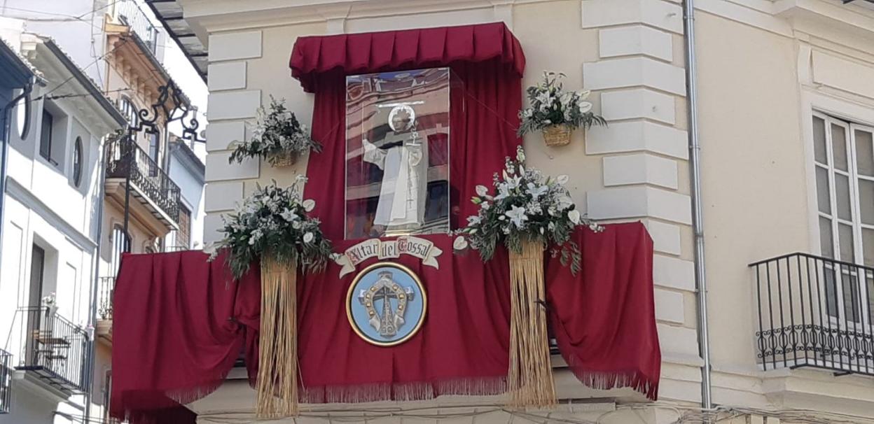 San Vicente volvió ayer al altar de la Plaza del Tossal, después de un año sin festividad por la pandemia. LP
