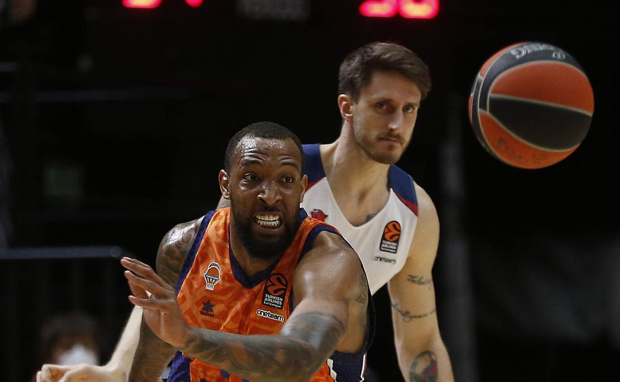 Williams lucha por el balón contra el Baskonia. 