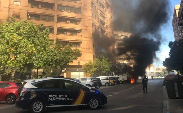 Arde un coche en pleno centro de Valencia 