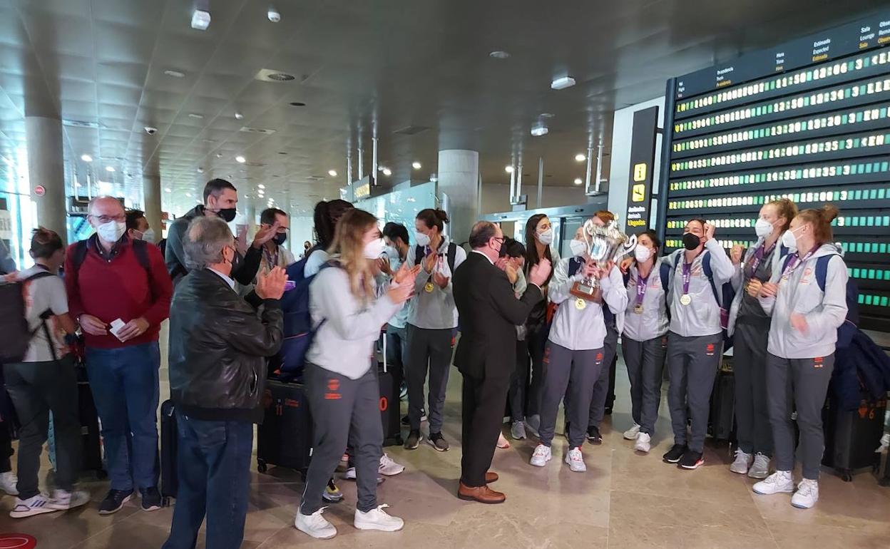 La expedición del Valencia Basket, a su llegada al aeropuerto de Manises. 