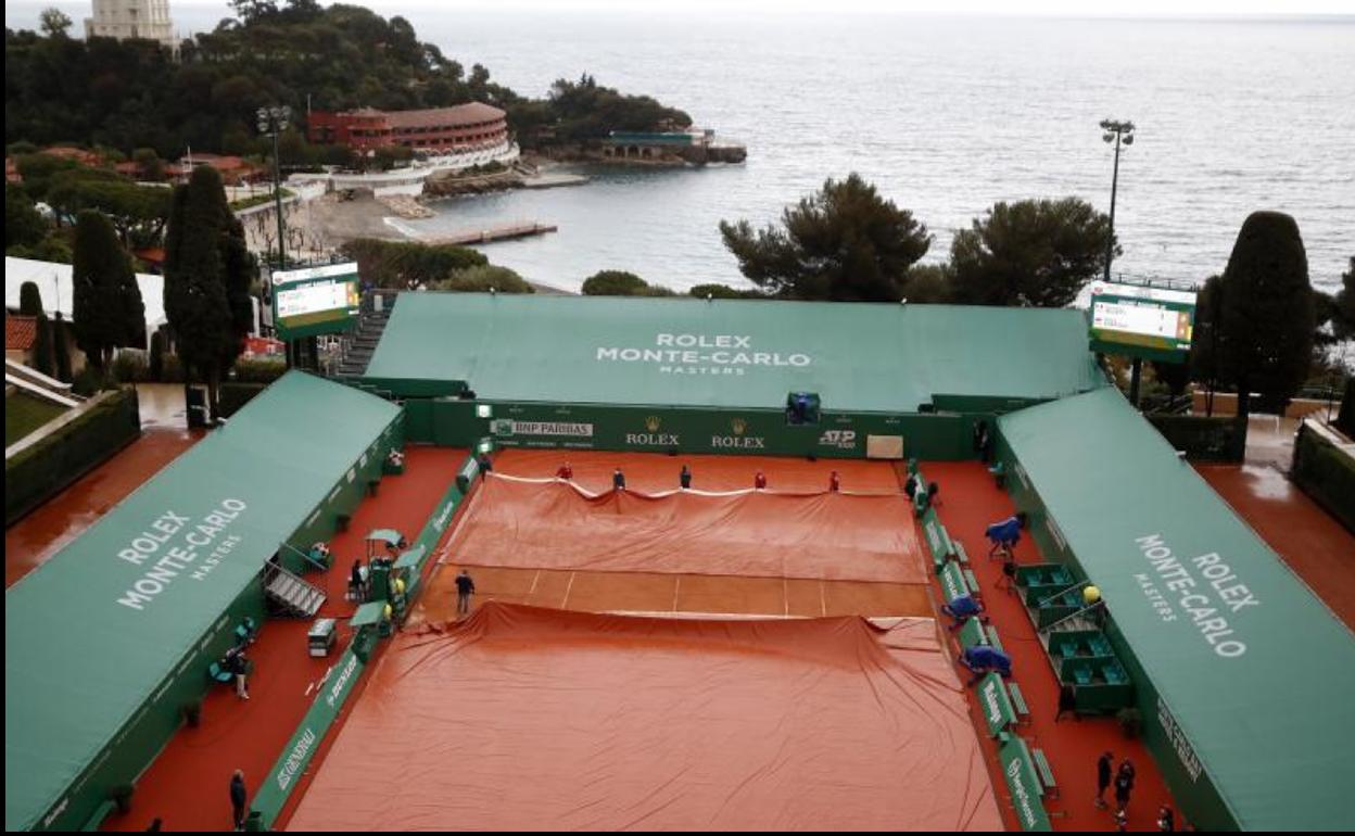 Operarios cubren una de las pistas donde se disputa el Masters 1.000 de Montecarlo. 