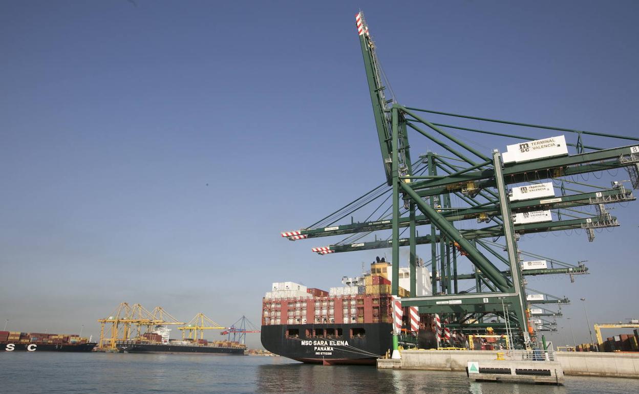 Un carguero en el puerto de Valencia. 