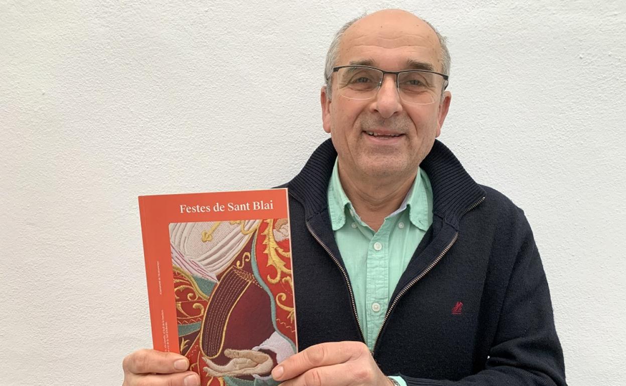 El alcalde de Montaverner,  Jorge Boluda, con un ejemplar del libro. 