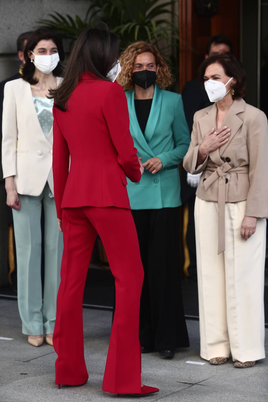 La Reina Letizia ha acudido este lunes al Congreso de los Diputados para rendir un homenaje a Clara Campoamor, escritora, política y una de las primeras feministas de la historia. Y lo ha hecho con uno de sus trajes de chaqueta más aplaudidos.