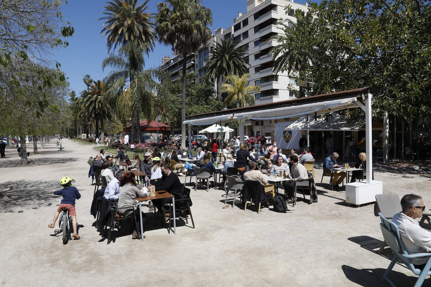 El lunes 12 han entrado en vigor las nuevas medidas para frenar los contagios de coronavirus en la Comunitat. Aunque la mayor parte de restricciones se mantiene, sí que ha habido cierta flexibilización en lo que respecta al número de comensales por mesa, que pasa a ser de seis como máximo, y a las reuniones sociales, se permite la reunión de dos grupos de convivencia mientras que en el ámbito público, en las podrán reunirse hasta seis personas al aire libre o para hacer deporte. En el ámbito privado, casas y domicilios, se permite la reunión de dos grupos de convivencia