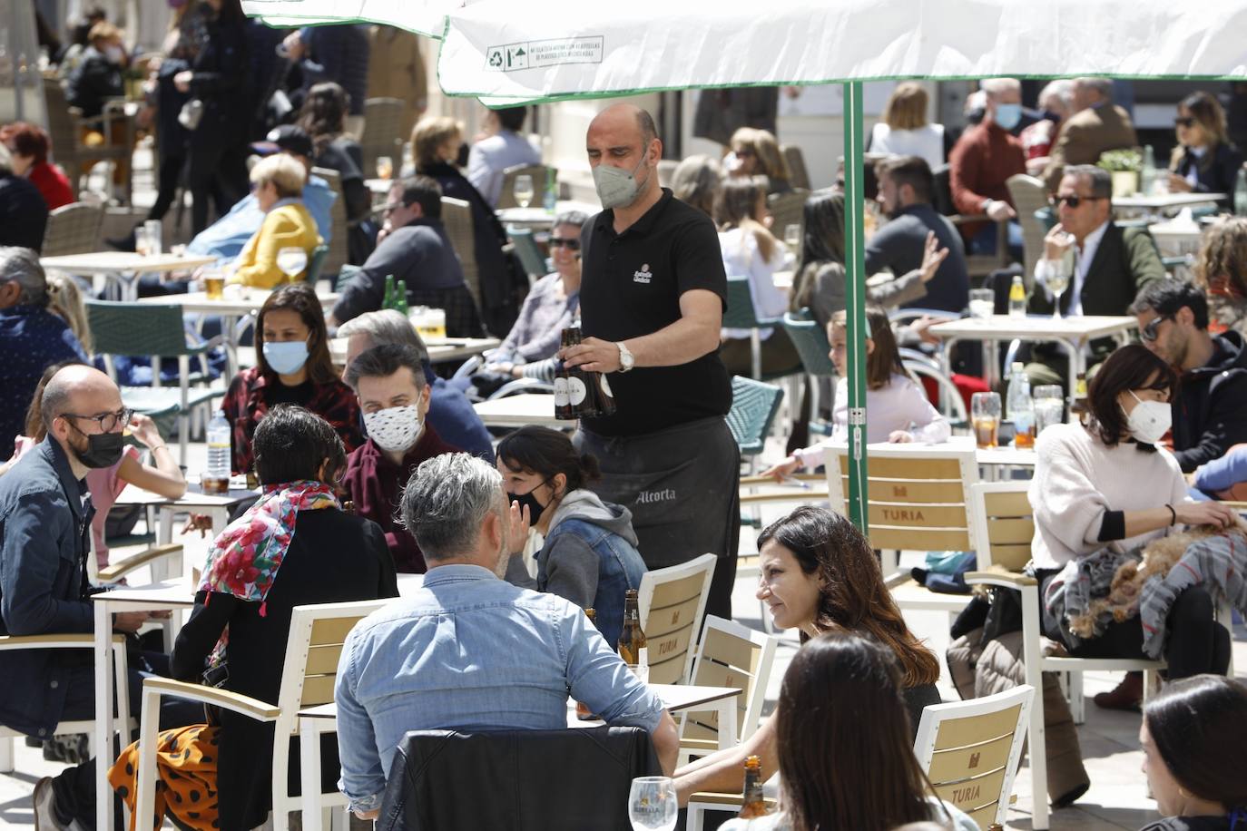 El lunes 12 han entrado en vigor las nuevas medidas para frenar los contagios de coronavirus en la Comunitat. Aunque la mayor parte de restricciones se mantiene, sí que ha habido cierta flexibilización en lo que respecta al número de comensales por mesa, que pasa a ser de seis como máximo, y a las reuniones sociales, se permite la reunión de dos grupos de convivencia mientras que en el ámbito público, en las podrán reunirse hasta seis personas al aire libre o para hacer deporte. En el ámbito privado, casas y domicilios, se permite la reunión de dos grupos de convivencia