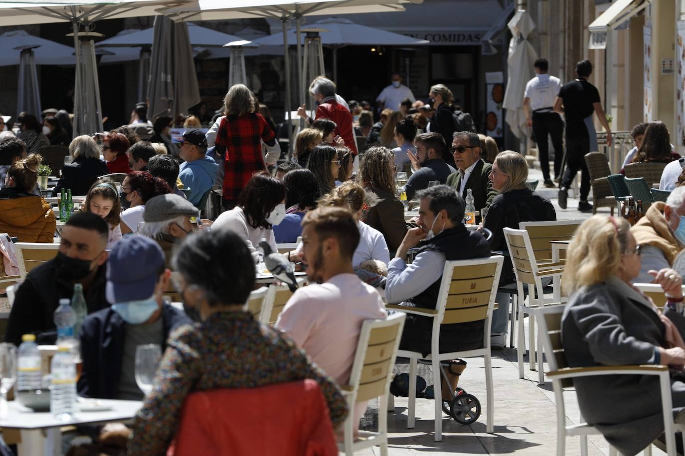 El lunes 12 han entrado en vigor las nuevas medidas para frenar los contagios de coronavirus en la Comunitat. Aunque la mayor parte de restricciones se mantiene, sí que ha habido cierta flexibilización en lo que respecta al número de comensales por mesa, que pasa a ser de seis como máximo, y a las reuniones sociales, se permite la reunión de dos grupos de convivencia mientras que en el ámbito público, en las podrán reunirse hasta seis personas al aire libre o para hacer deporte. En el ámbito privado, casas y domicilios, se permite la reunión de dos grupos de convivencia