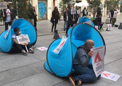 Imagen secundaria 1 - Manifestantes durante la acampada frente a la Generalitat, este martes.