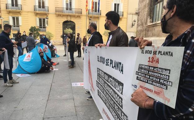 Imagen principal - Manifestantes durante la acampada frente a la Generalitat, este martes.