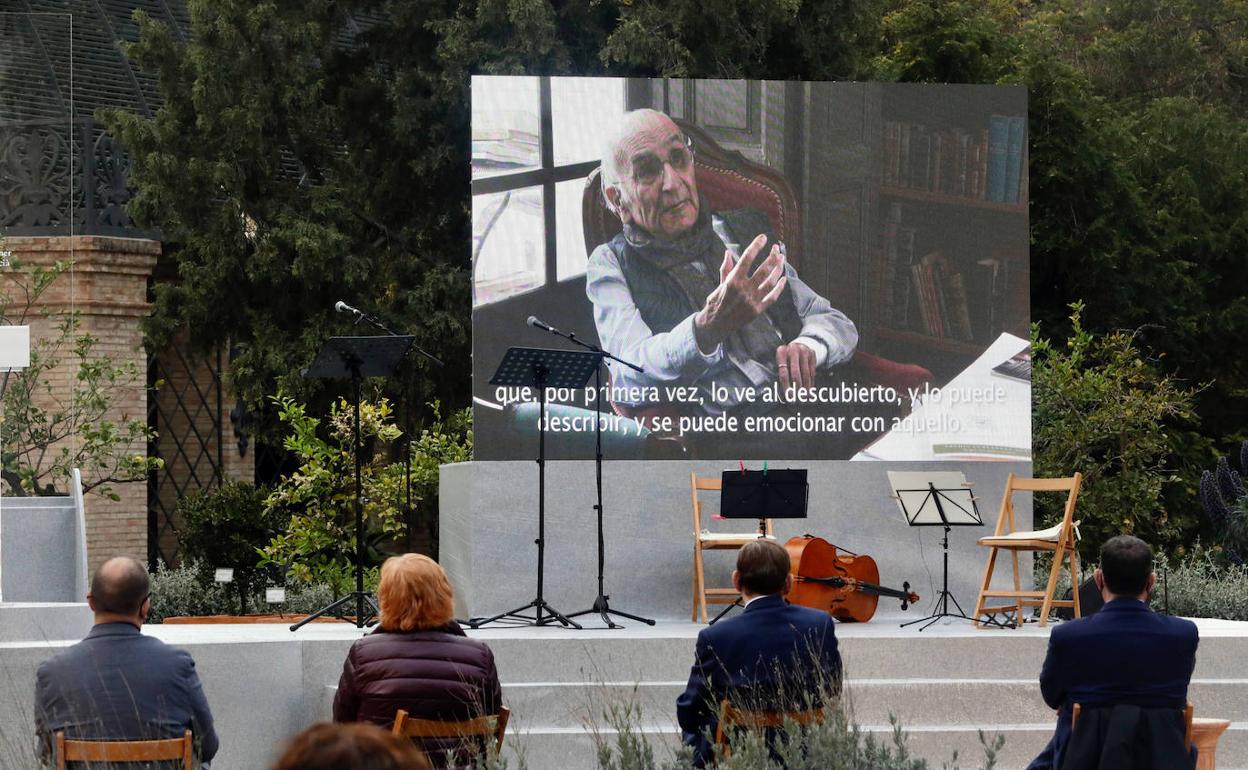 El acto que ha homenajeado a Francisco Brines, esta tarde, en el jardín Botánico de Valencia. 