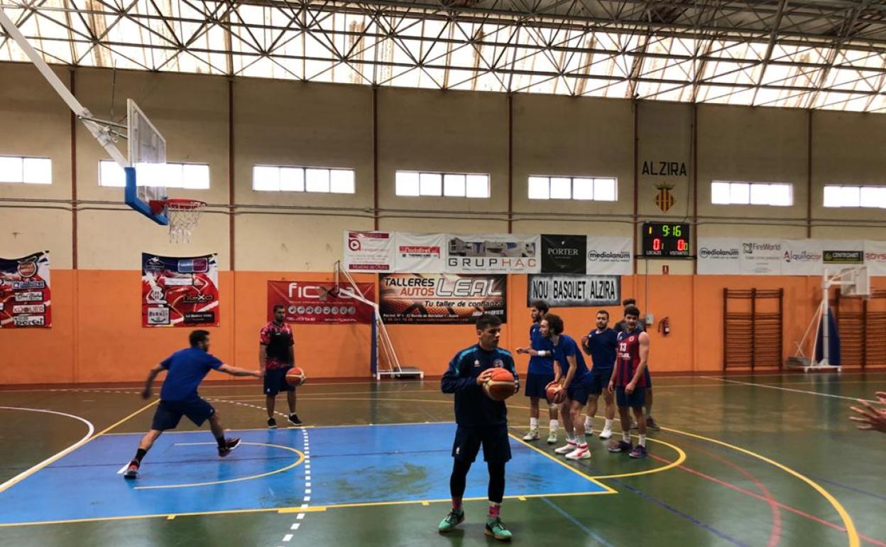 Calentamiento de los jugadores del Nou Bàsquet Alzira. 