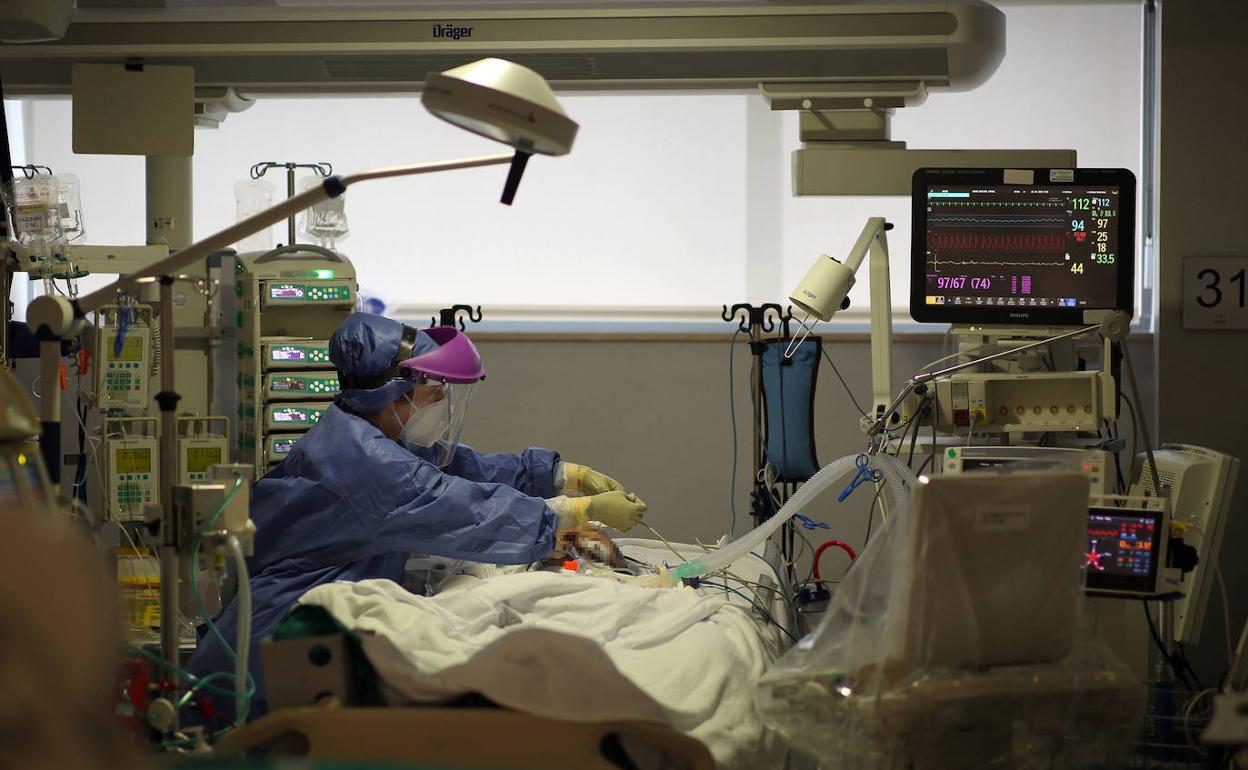 Personal sanitario de un hospital atendiendo a un paciente de la Unidad de Cuidados Intensivos. 