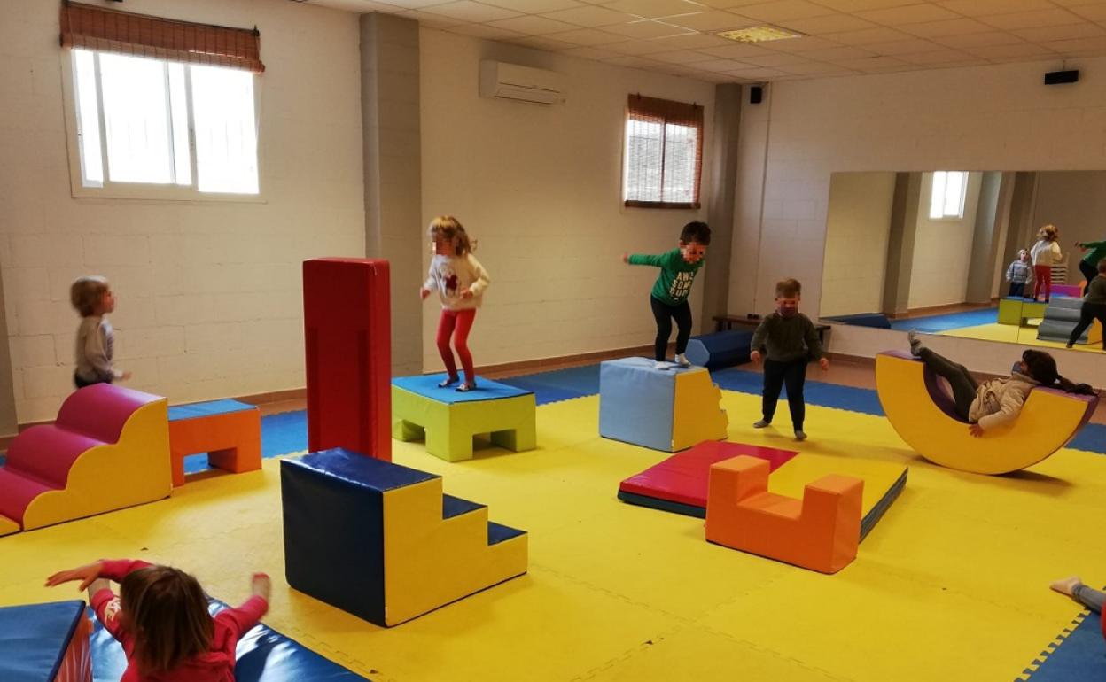 Los niños y las niñas disfrutan de una de las actividades programadas en la Escuela de Primavera. 