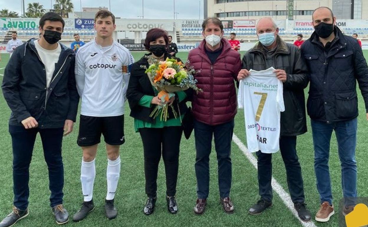 Los familiares de Óscar recibieron una camiseta con su dorsal recordando la figura del jugador. 