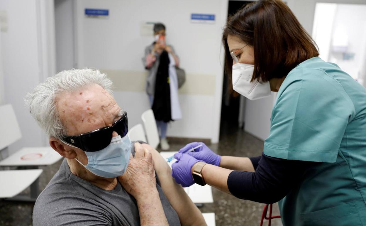 Personal sanitario administra una vacuna contra el Covid. 