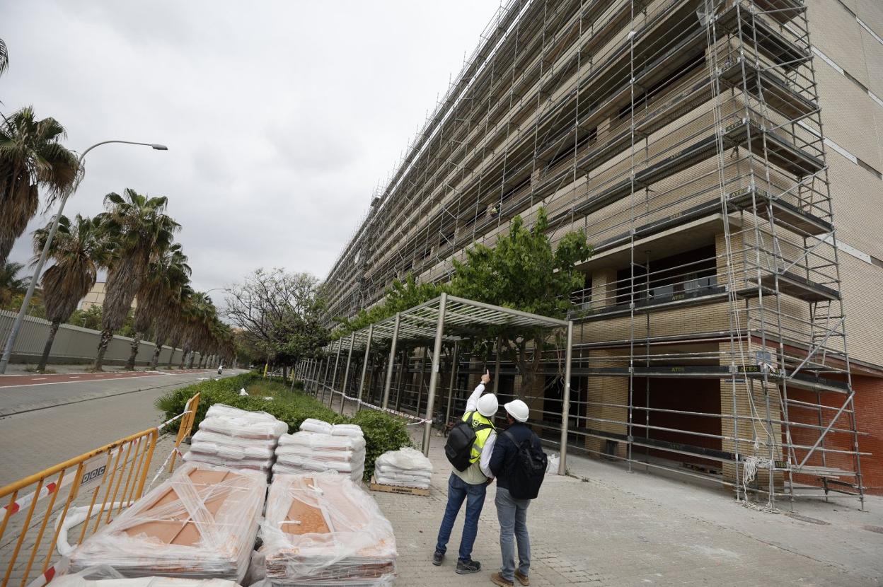 Andamios en el aulario sur de Tarongers para permitir la rehabilitación de la fachada. jesús signes