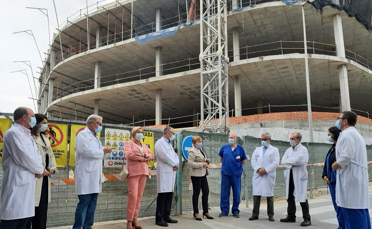 La consellera de Sanidad, Ana Barceló, durante su visita a las obras de este miércoles. 