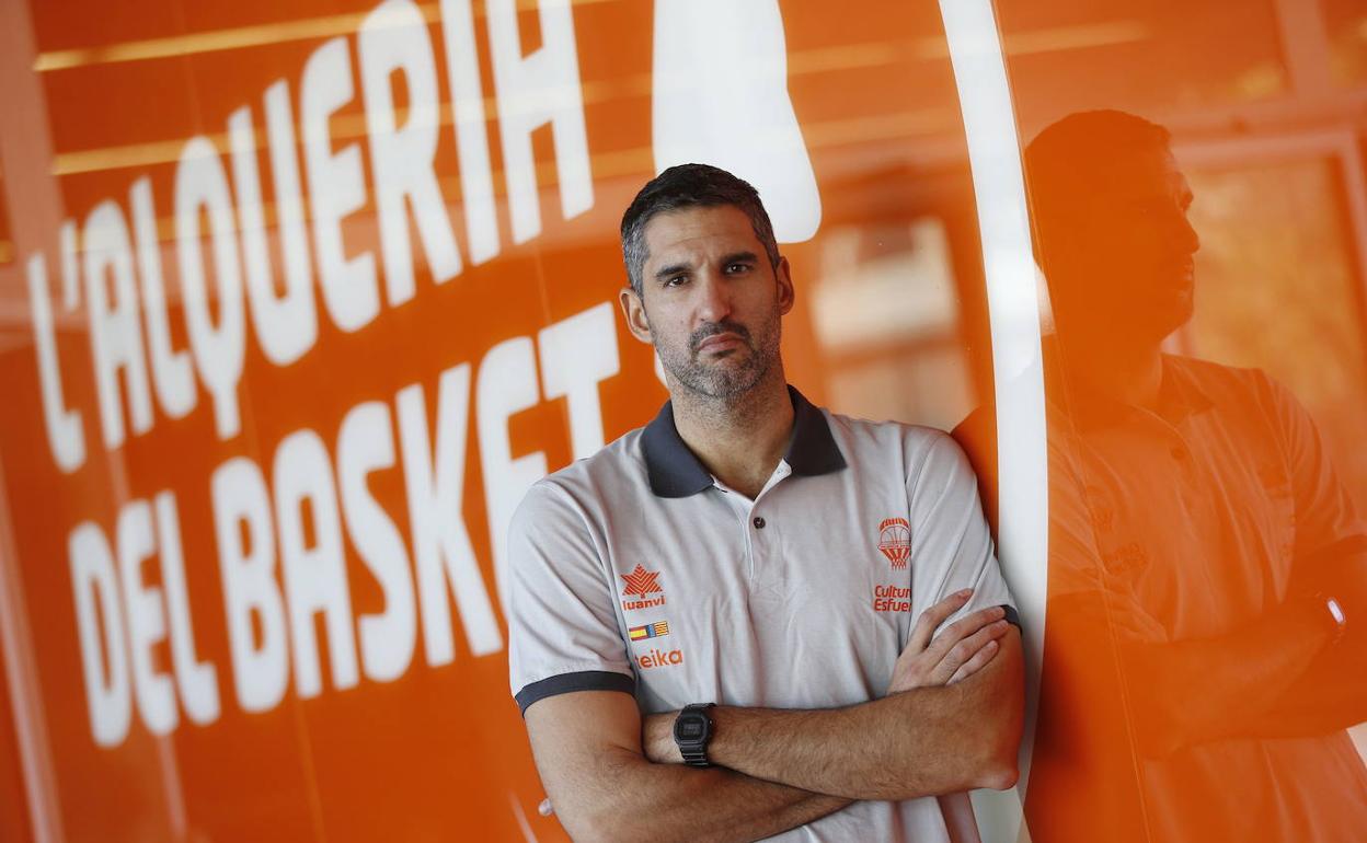 Rubén Burgos posa en la entrada de L'Alqueria del Basket.