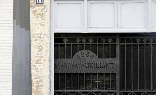 Puerta de acceso a las oficinas de la Marina Auxiliante. 