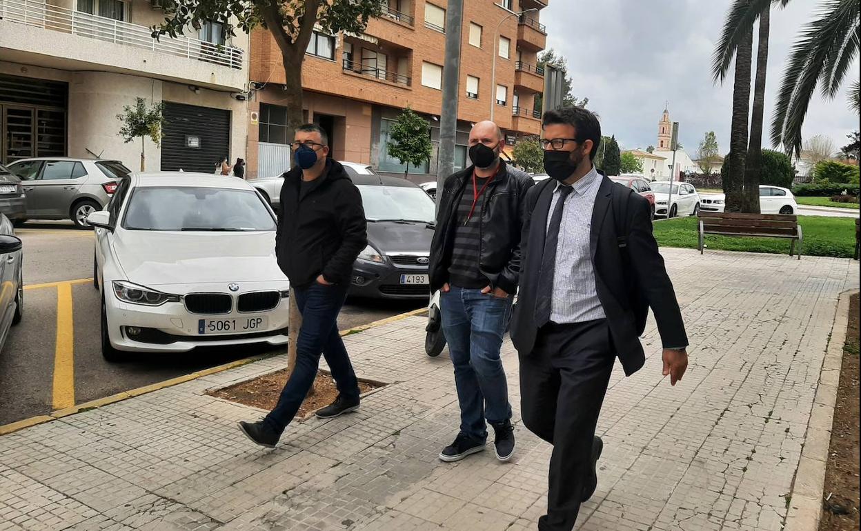 Sansaloni y Pastor con su abogado a su llegada a los juzgados de Gandia 