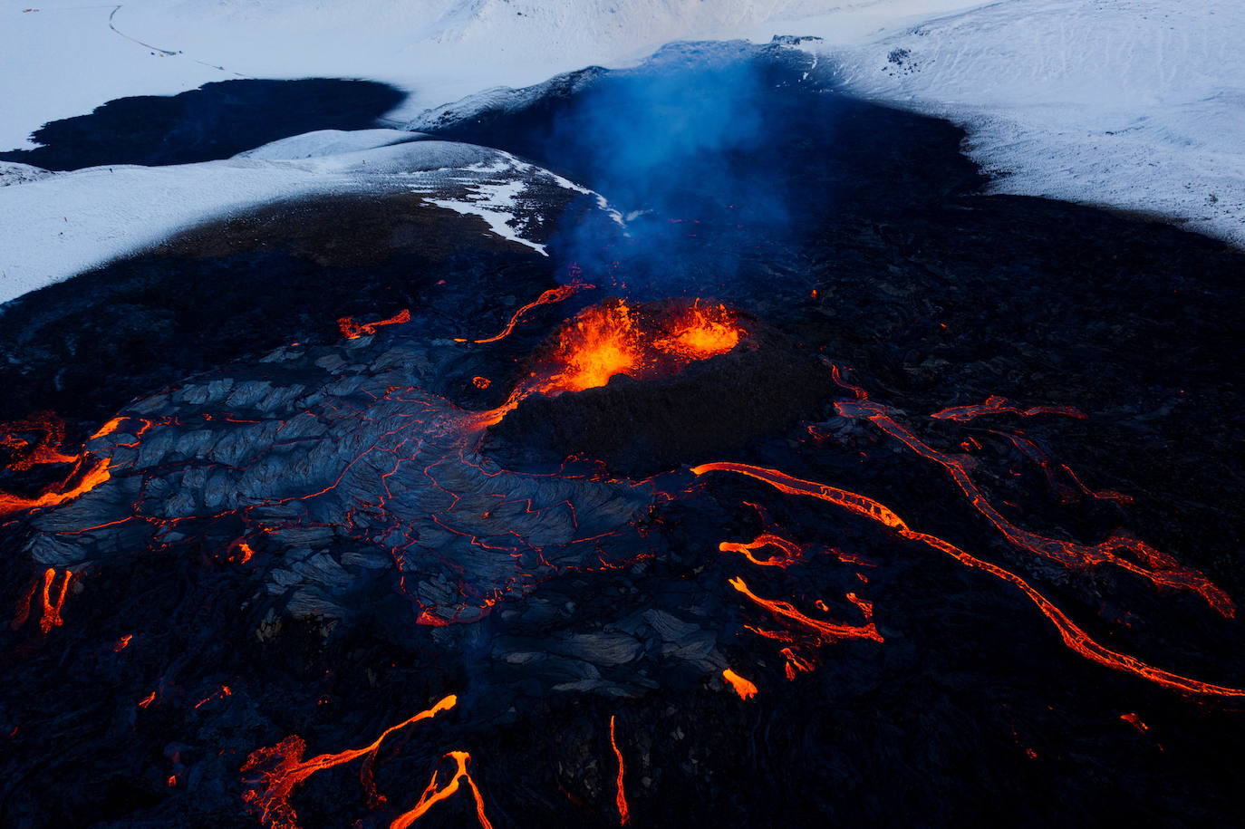 El volcán de la península de Reykjanes, a unos 30 kilómetros al suroeste de la capital del país, Reikiavik, ha entrado en erupción y se ha convertido desde entonces en toda una atracción turística, atrayendo a miles de visitantes.