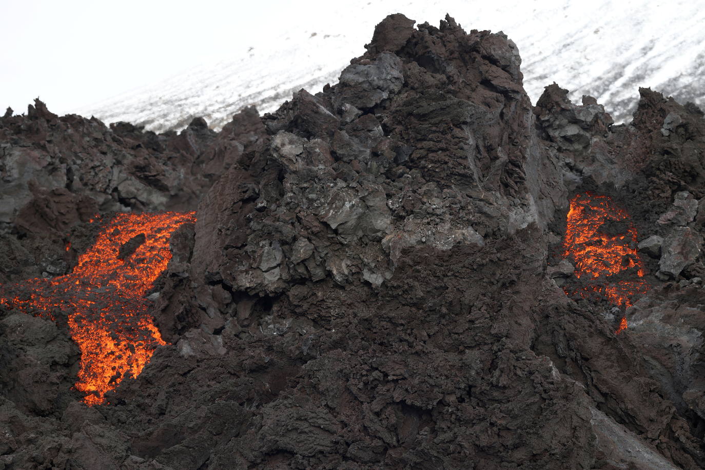 El volcán de la península de Reykjanes, a unos 30 kilómetros al suroeste de la capital del país, Reikiavik, ha entrado en erupción y se ha convertido desde entonces en toda una atracción turística, atrayendo a miles de visitantes.