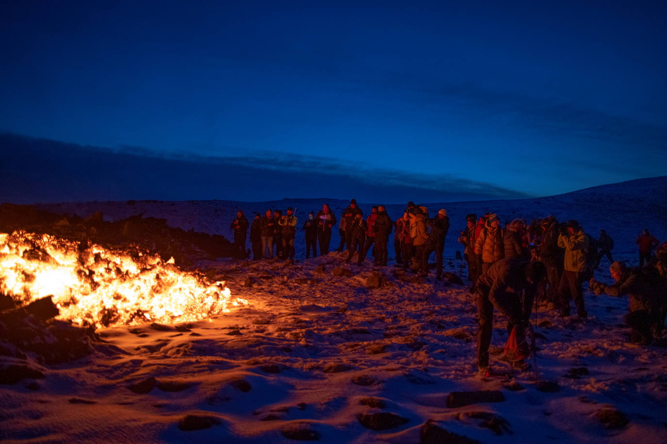 El volcán de la península de Reykjanes, a unos 30 kilómetros al suroeste de la capital del país, Reikiavik, ha entrado en erupción y se ha convertido desde entonces en toda una atracción turística, atrayendo a miles de visitantes.