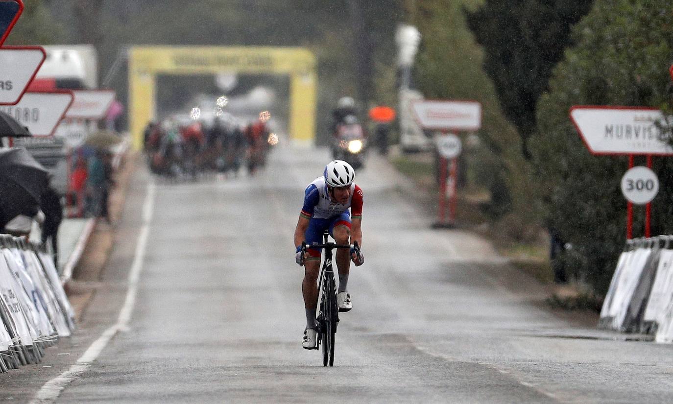 La 72º Volta Ciclista a la Comunitat Valenciana ha comenzado este jueves 15 de abril. El corredor australiano del equipo Groupama - FDJ, Miles Scotson, ha sido el ganador en la primera etapa de esta edición, disputada entre las localidades alicantinas de Elche y Ondara, con 166 kilómetros de recorrido.