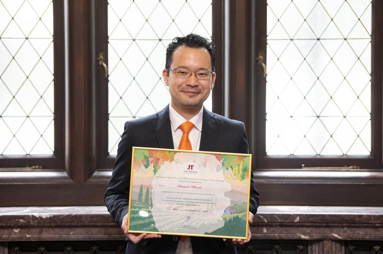 El embajador Takayuki Kikuchi, con su diploma. LP