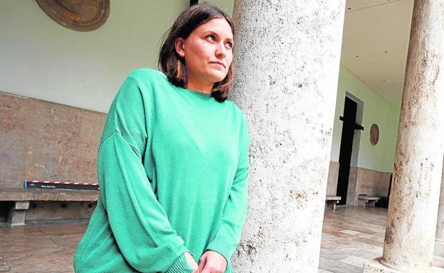 La joven Gema Luz Martínez posa en el Claustro de la Nau, en la ciudad de Valencia.