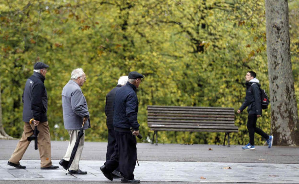 Pensionistas paseando.