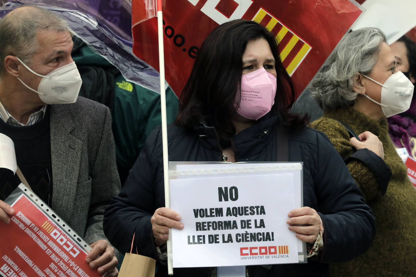 Investigadores y trabajadores del sector científico se han concentrado en la plaza del Parterre de Valencia contra la reforma de la Ley de Ciencia, este jueves 15 de abril. Promovida por la Coordinadora Marea Roja de la Investigación, la movilización se realiza en protesta de Ley 14/2011, de la Ciencia, la Tecnología y la Innovación, después de que el Gobierno aprobara el inicio de los trámites para la aprobación de la nueva norma. En ella toma forma la polémica figura contractual 'tenure track'. en una contratación fija sujeta a evaluación externa que desde el sector se toma como un paso atrás.