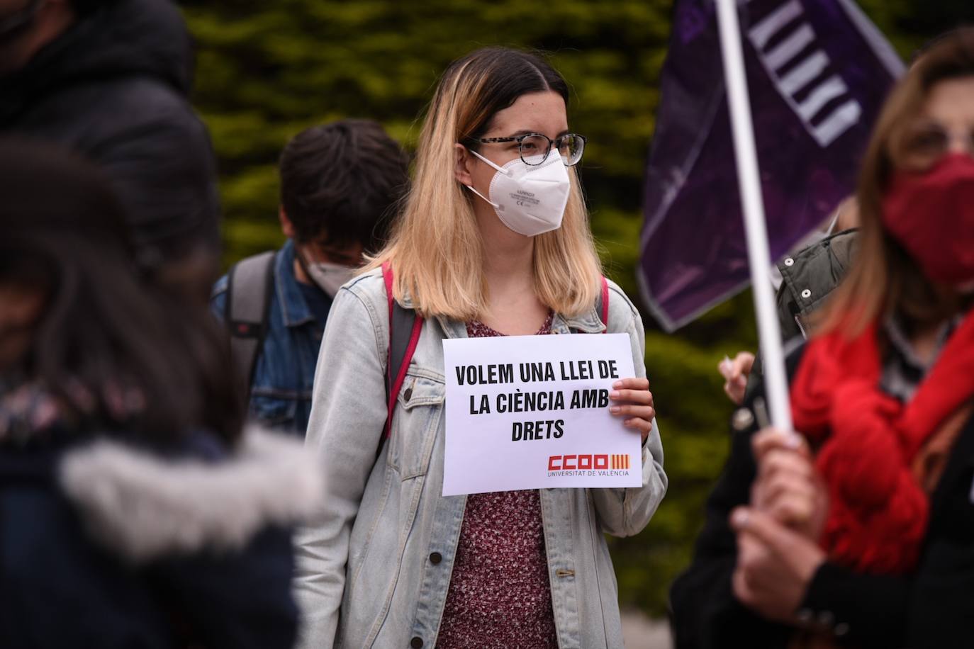 Investigadores y trabajadores del sector científico se han concentrado en la plaza del Parterre de Valencia contra la reforma de la Ley de Ciencia, este jueves 15 de abril. Promovida por la Coordinadora Marea Roja de la Investigación, la movilización se realiza en protesta de Ley 14/2011, de la Ciencia, la Tecnología y la Innovación, después de que el Gobierno aprobara el inicio de los trámites para la aprobación de la nueva norma. En ella toma forma la polémica figura contractual 'tenure track'. en una contratación fija sujeta a evaluación externa que desde el sector se toma como un paso atrás.