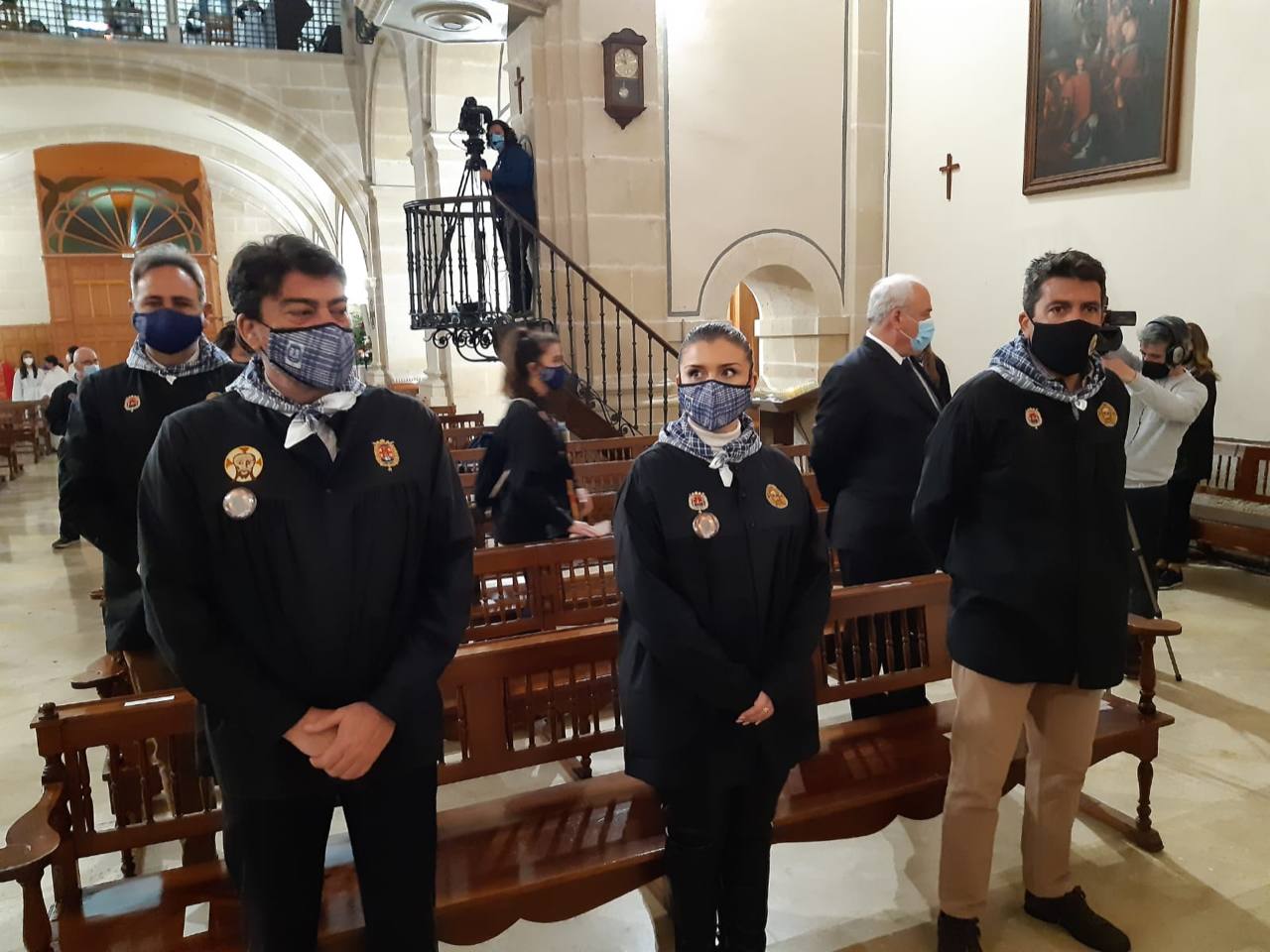 El obispo de Orihuela-Alicante, Jesús Murgui, bendice la Santa Faz desde la puerta del caserío. 