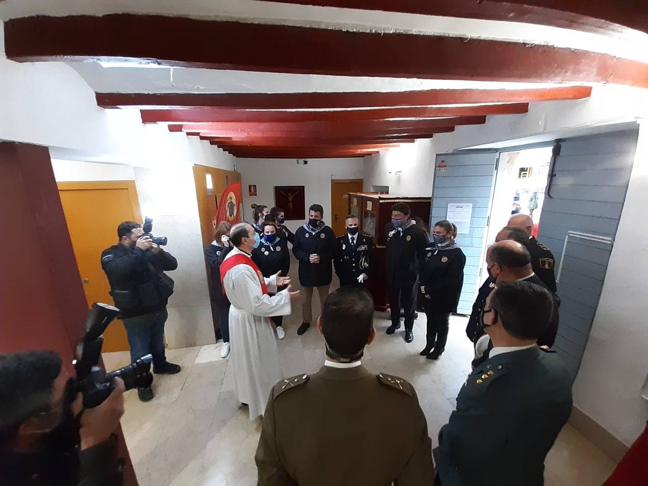 El obispo de Orihuela-Alicante, Jesús Murgui, bendice la Santa Faz desde la puerta del caserío. 