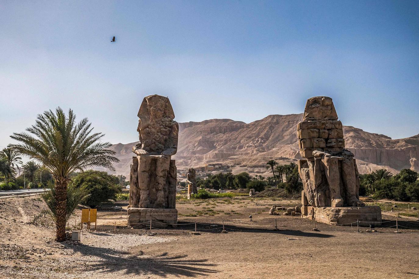 Antes de la pandemia era uno de los lugares más visitados del mundo dada la oportunidad de contemplar cómo los egipcios convirtieron su territorio en el mayor imperio de la época. Algunos de los monumentos siguen en pie y se pueden visitar y dentro de ellos sentir un viaje al pasado al ver los jeroglíficos, las pirámides y los templos que siempre han fascinado al mundo.