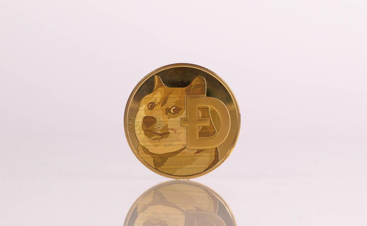 Una moneda Dogecoin.