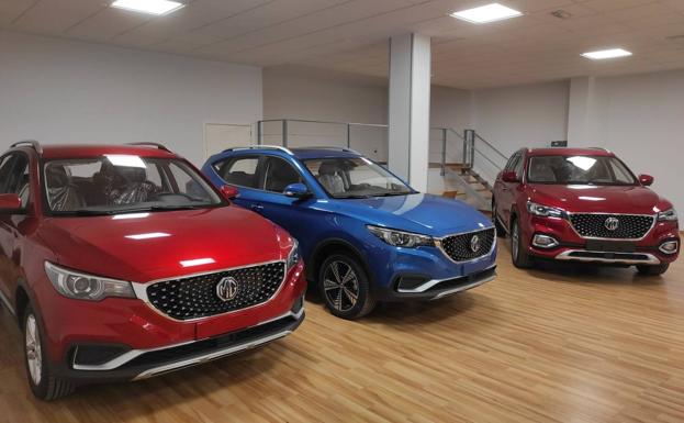 Pocas diferencias estéticas entre el ZS EV, situados al centro y a la izquierda, y el EHS, a la derecha.