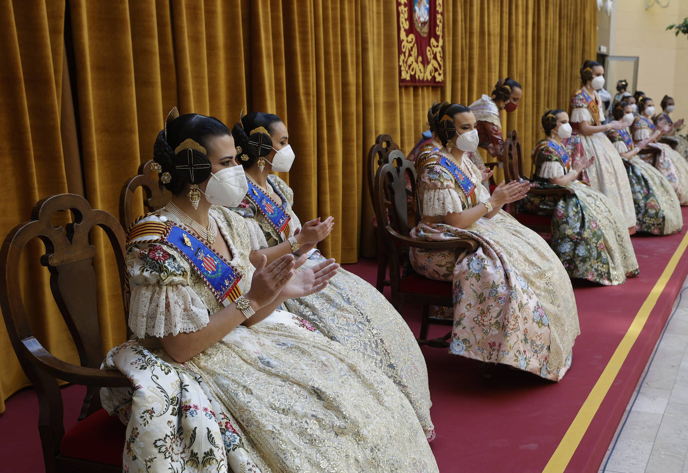 Las fallas han vuelto a entregar los distintivos de 'Bunyol d'or amb fulles de llorer i brillants' y el intercambio de fotografías entre falleras mayores. Fue en un acto que se repetirá este domingo en el Palacio de la Exposición. 