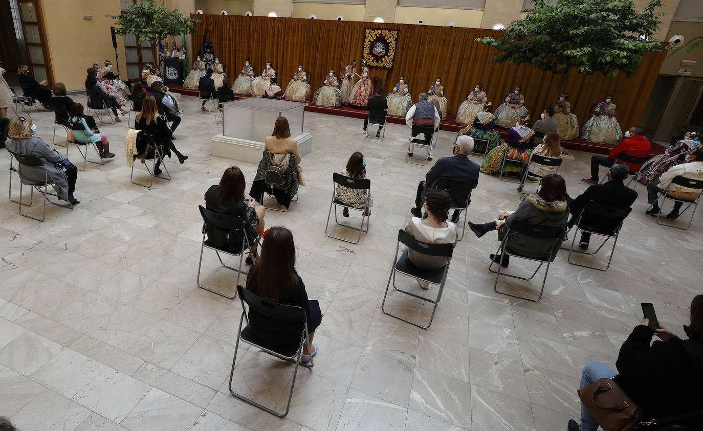 Las fallas han vuelto a entregar los distintivos de 'Bunyol d'or amb fulles de llorer i brillants' y el intercambio de fotografías entre falleras mayores. Fue en un acto que se repetirá este domingo en el Palacio de la Exposición. 