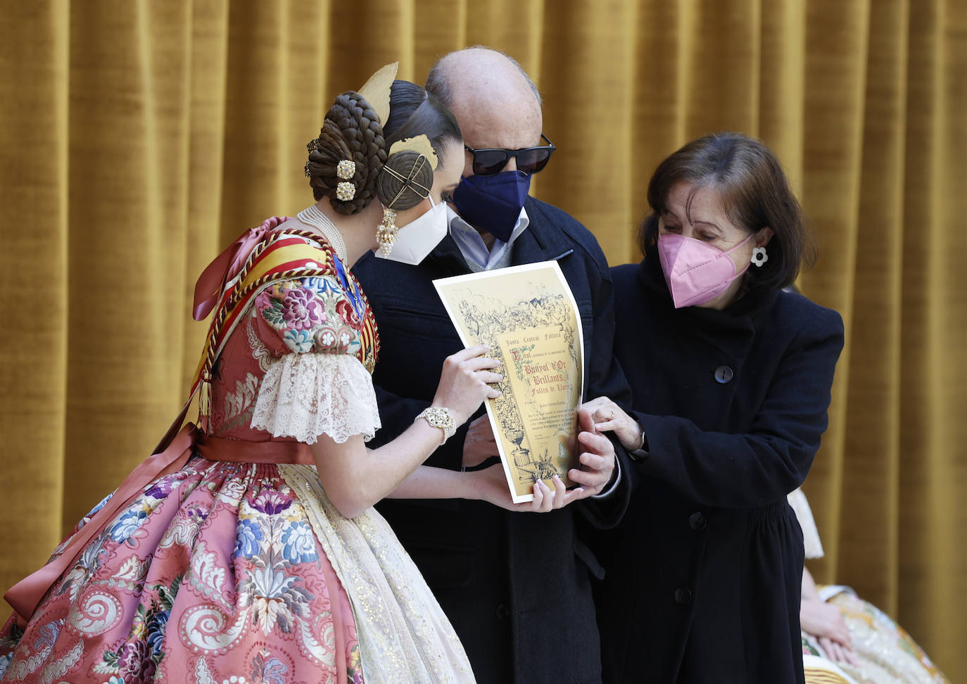 Las fallas han vuelto a entregar los distintivos de 'Bunyol d'or amb fulles de llorer i brillants' y el intercambio de fotografías entre falleras mayores. Fue en un acto que se repetirá este domingo en el Palacio de la Exposición. 