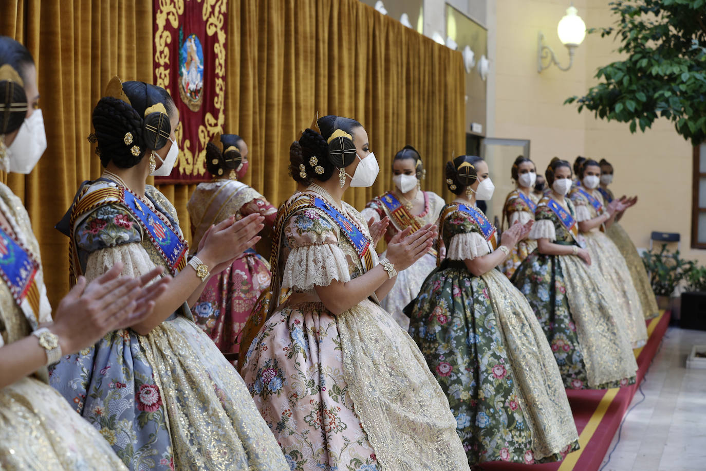 Las fallas han vuelto a entregar los distintivos de 'Bunyol d'or amb fulles de llorer i brillants' y el intercambio de fotografías entre falleras mayores. Fue en un acto que se repetirá este domingo en el Palacio de la Exposición. 