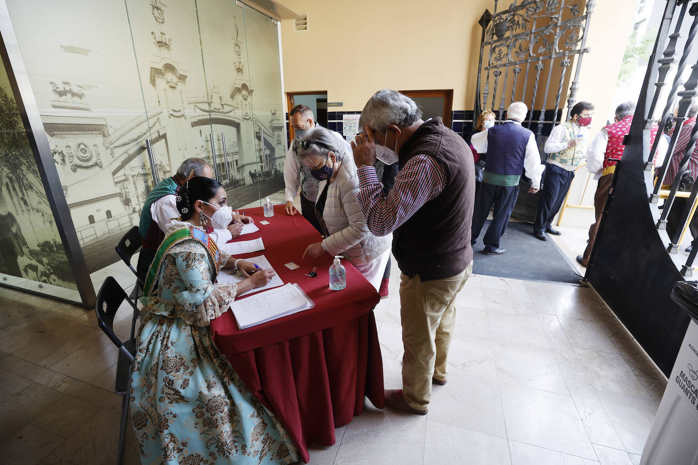 Las fallas han vuelto a entregar los distintivos de 'Bunyol d'or amb fulles de llorer i brillants' y el intercambio de fotografías entre falleras mayores. Fue en un acto que se repetirá este domingo en el Palacio de la Exposición. 